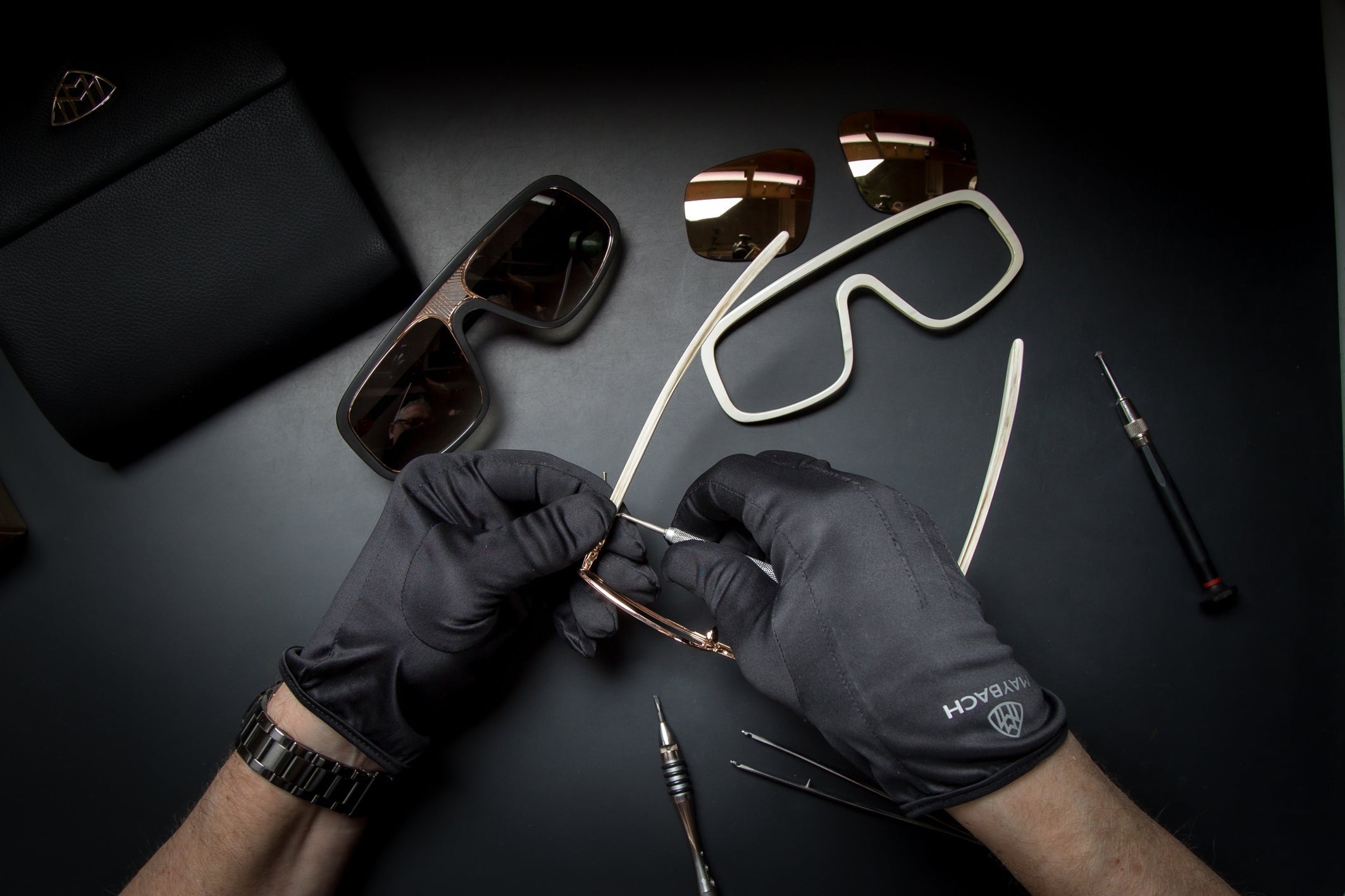 Maybach Eyewear doğal ahşap, sedef ve değerli metal işçiliği